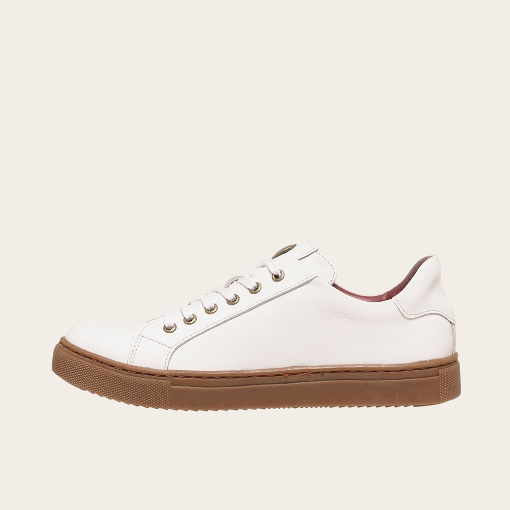 Zapatilla blanca de cuero de vacuno de OLKI con planta de caucho marrón y cordones de algodón encerado.