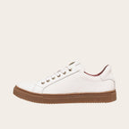 Zapatilla blanca de cuero de vacuno de OLKI con planta de caucho marrón y cordones de algodón encerado.