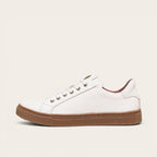 Zapatilla blanca de cuero de vacuno de OLKI con planta de caucho marrón y cordones de algodón encerado.