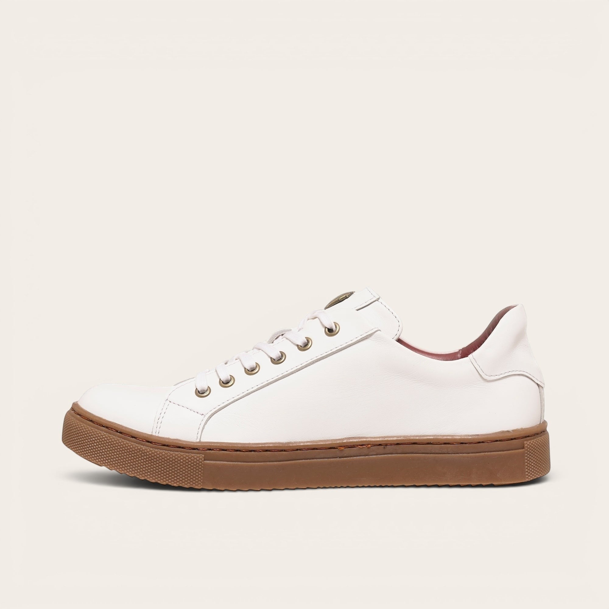 Zapatilla blanca de cuero de vacuno de OLKI con planta de caucho marrón y cordones de algodón encerado.