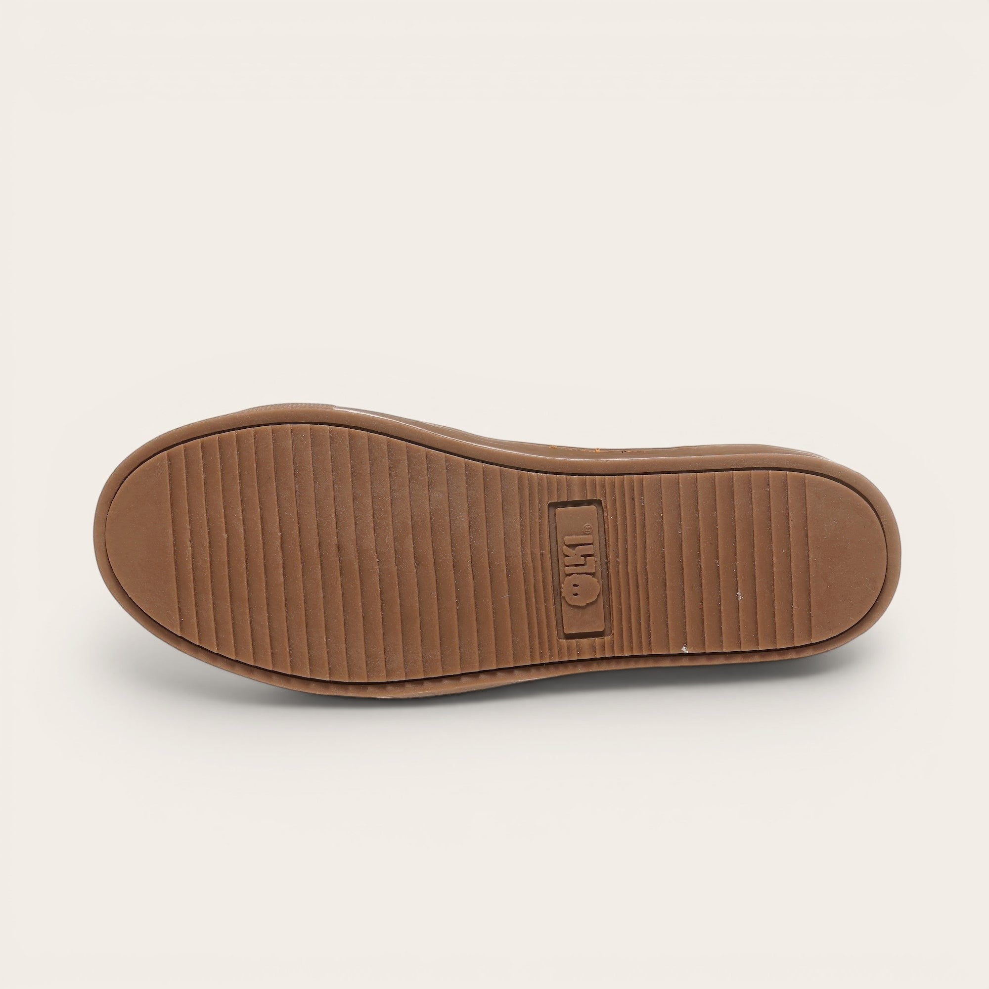 Zapatilla OLKI Tronador blanca de cuero con planta de caucho antideslizante y logo grabado.