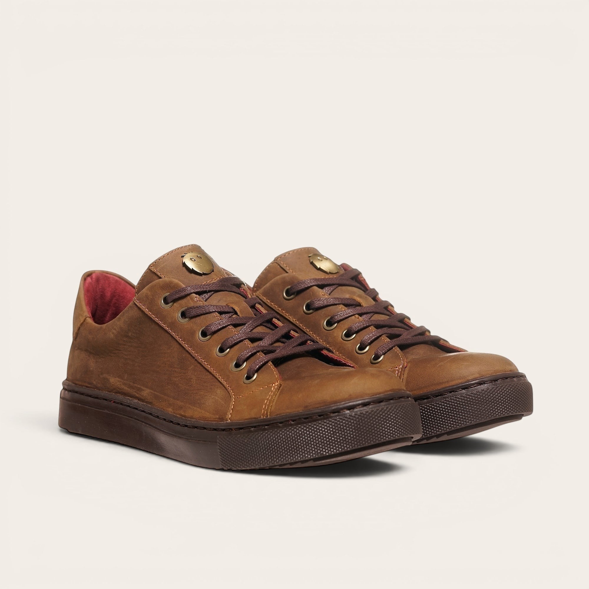 Zapatilla OLKI Tronador camel de cuero de vacuno con cordones de algodón encerado y suela de caucho antideslizante.