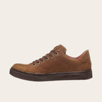 Zapatilla OLKI Tronador camel de cuero de vacuno con suela de caucho antideslizante y cordones de algodón encerado.