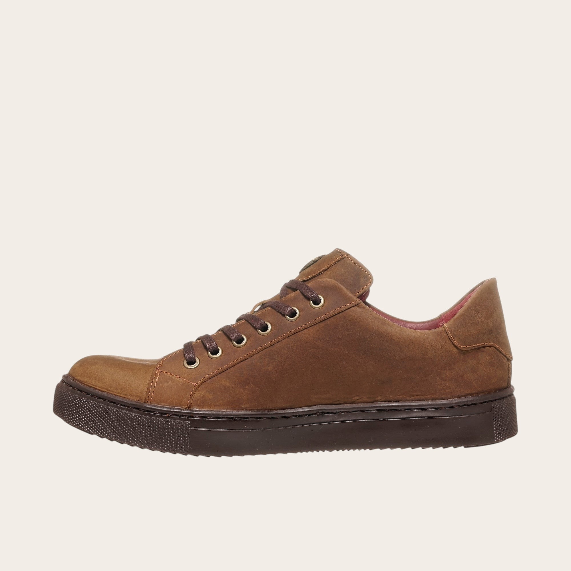 Zapatilla OLKI Tronador camel de cuero de vacuno con suela de caucho antideslizante y cordones de algodón encerado.