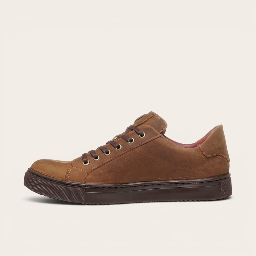 Zapatilla OLKI Tronador camel de cuero de vacuno con suela de caucho antideslizante y cordones de algodón encerado.