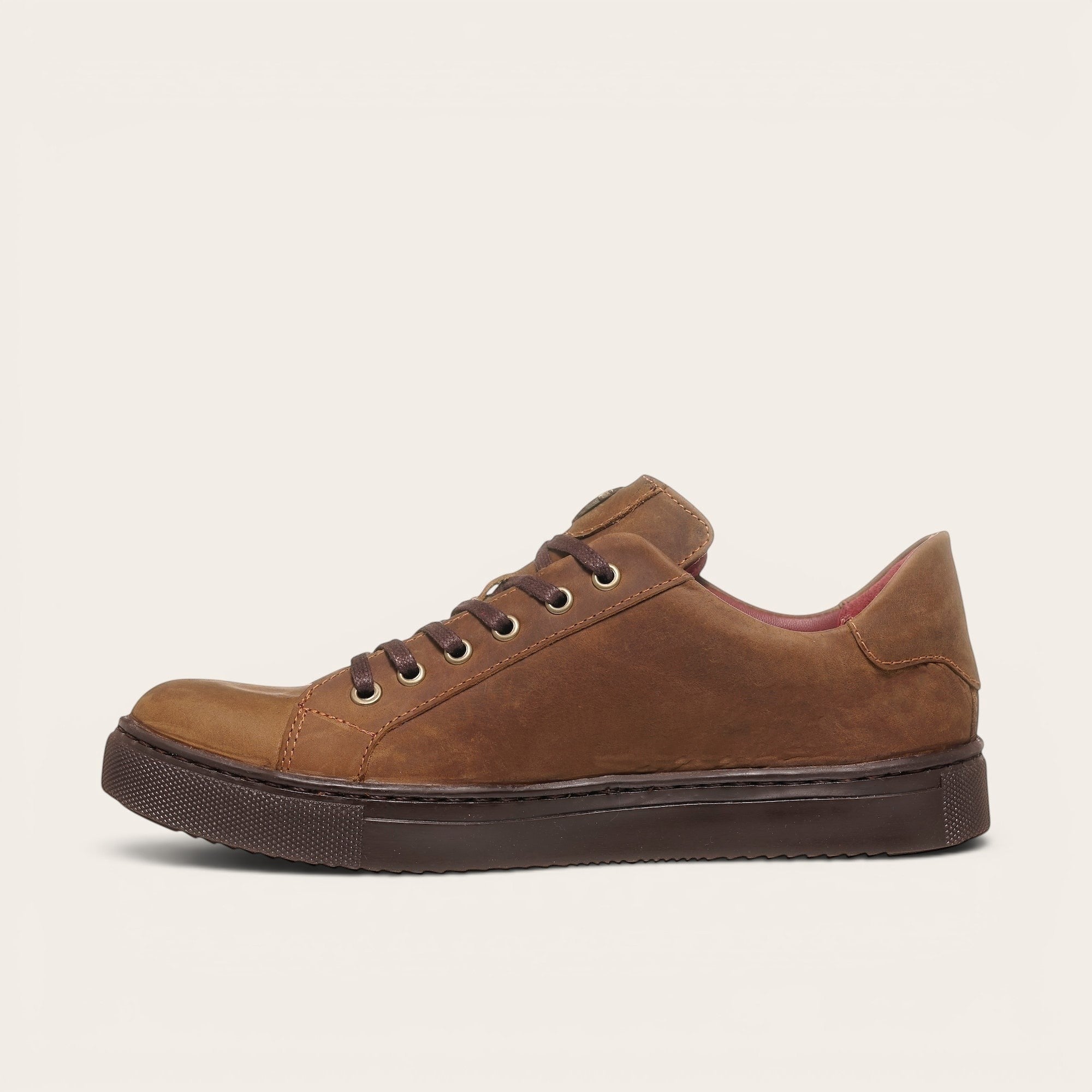 Zapatilla OLKI Tronador camel de cuero de vacuno con suela de caucho antideslizante y cordones de algodón encerado.