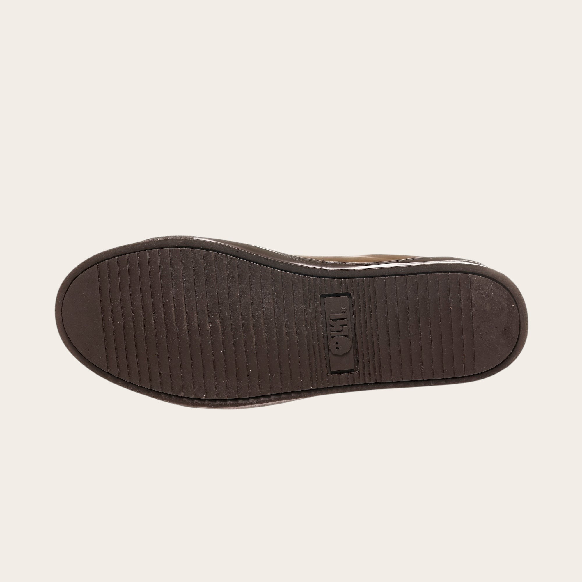 OLKI Zapatilla Tronador Camel Planta Chocolate, suela de caucho antideslizante marrón con logo.