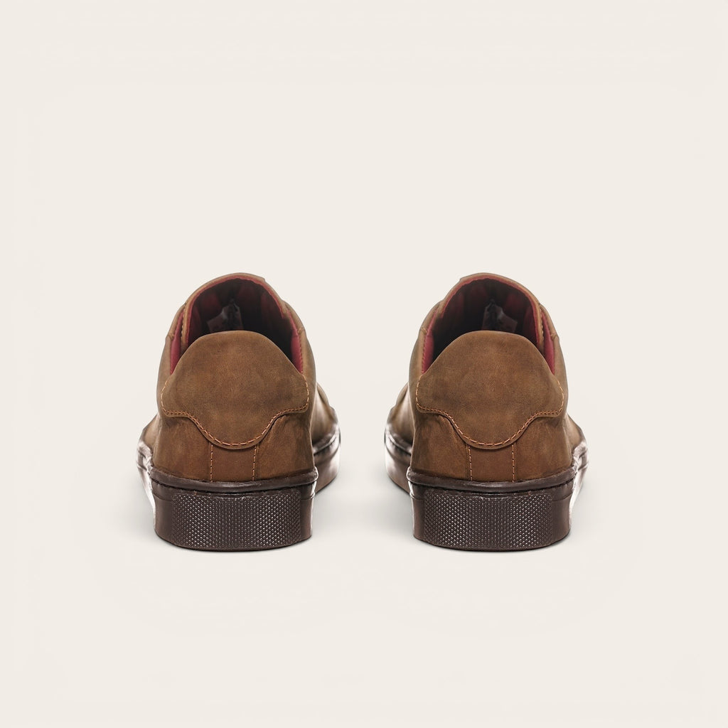 Zapatilla OLKI Tronador camel de cuero de vacuno con suela de caucho antideslizante y forro guinda.