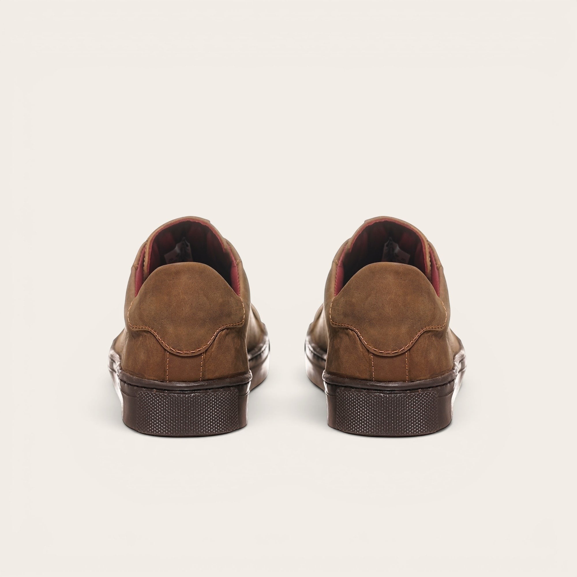 Zapatilla OLKI Tronador camel de cuero de vacuno con suela de caucho antideslizante y forro guinda.