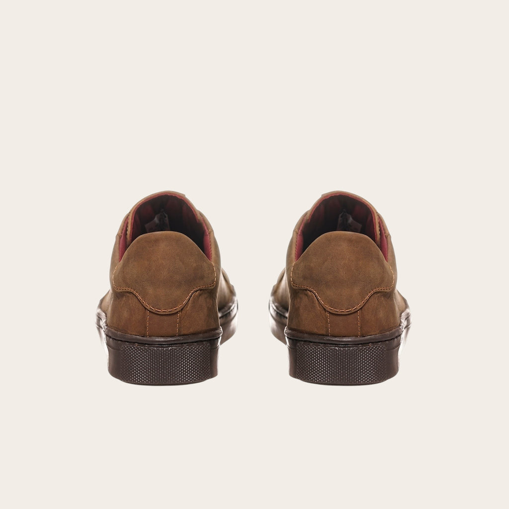 Zapatilla OLKI Tronador camel de cuero de vacuno con suela de caucho antideslizante y forro guinda.