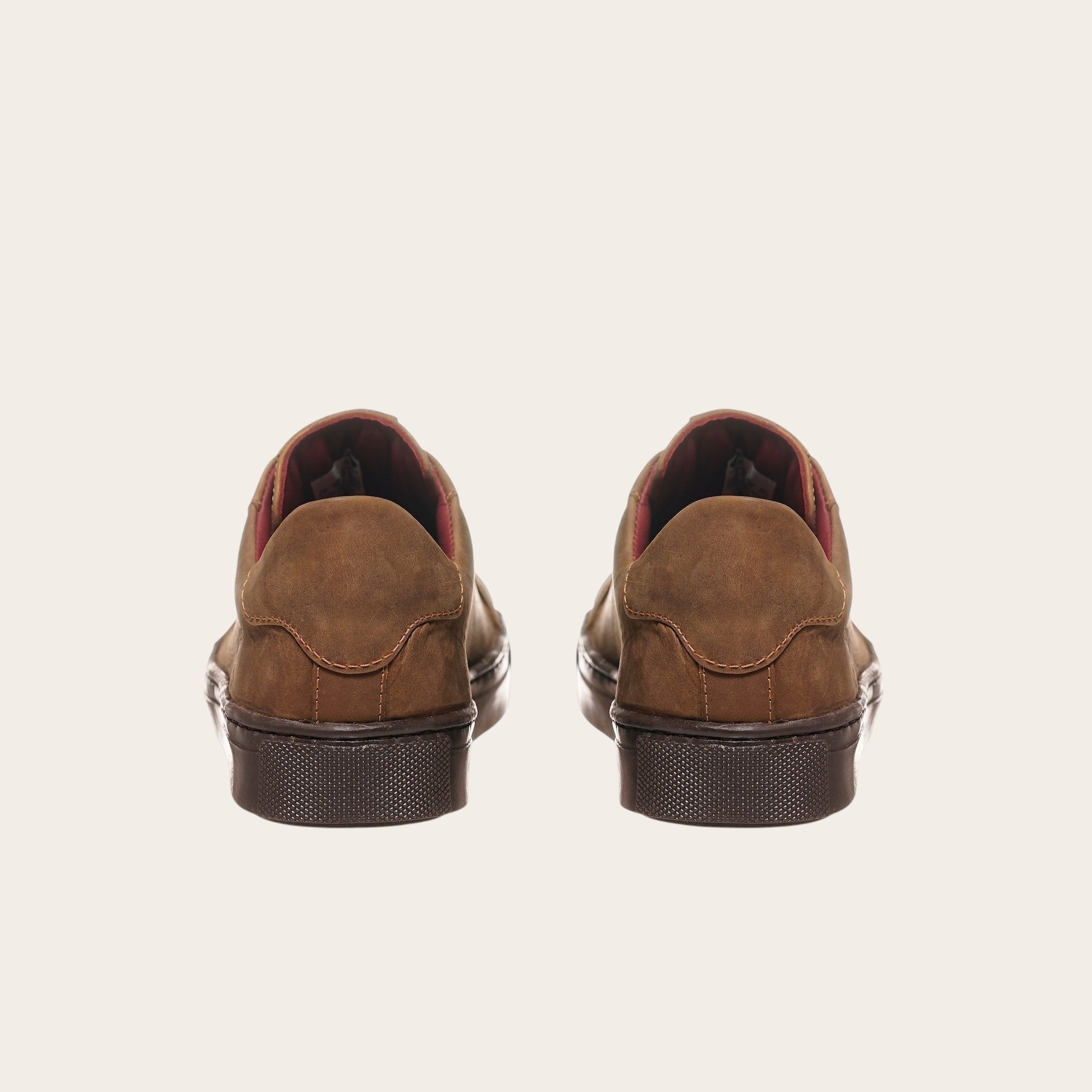 Zapatilla OLKI Tronador camel de cuero de vacuno con suela de caucho antideslizante y forro guinda.