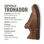 Zapatilla OLKI Tronador camel de cuero de vacuno con cordones de algodón encerado y suela de caucho antideslizante.