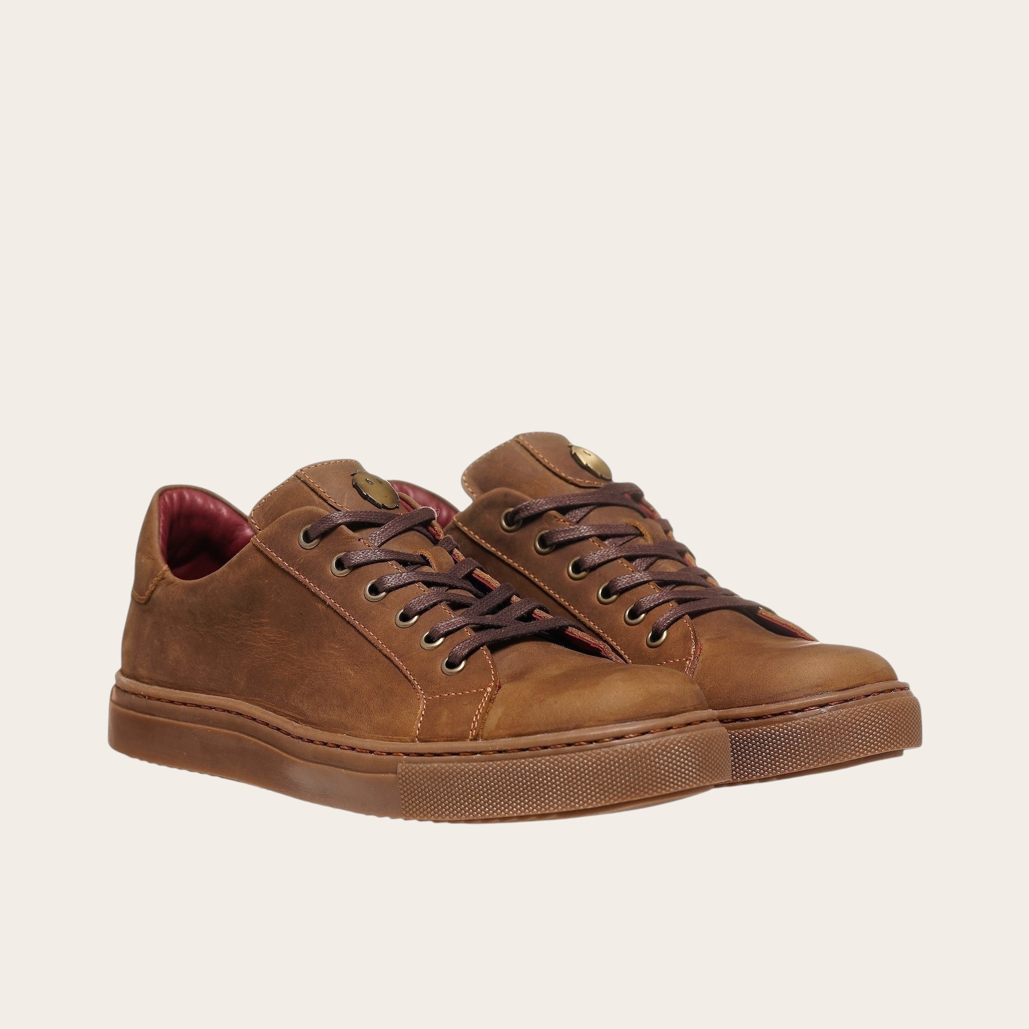 Zapatilla OLKI Tronador camel de cuero vacuno con cordones de algodón encerado y planta de caucho antideslizante.