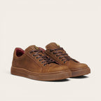 Zapatilla OLKI Tronador camel de cuero vacuno con cordones de algodón encerado y planta de caucho antideslizante.