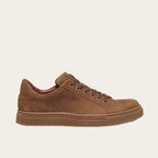 Zapatilla OLKI Tronador camel de cuero vacuno con cordones de algodón encerado y planta de caucho antideslizante.
