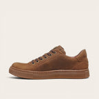Zapatilla OLKI Tronador camel de cuero vacuno con cordones de algodón encerado y planta de caucho antideslizante.