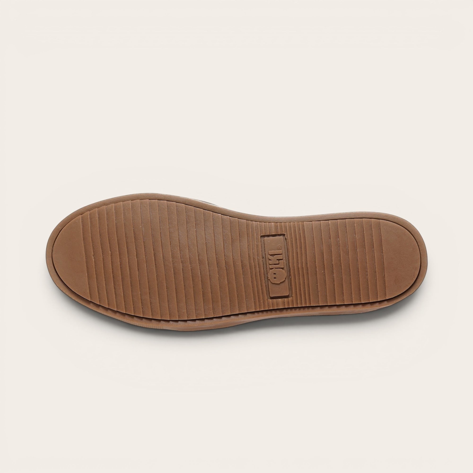 OLKI Zapatilla Tronador Camel Planta Cristal, planta de caucho antideslizante con logo grabado.