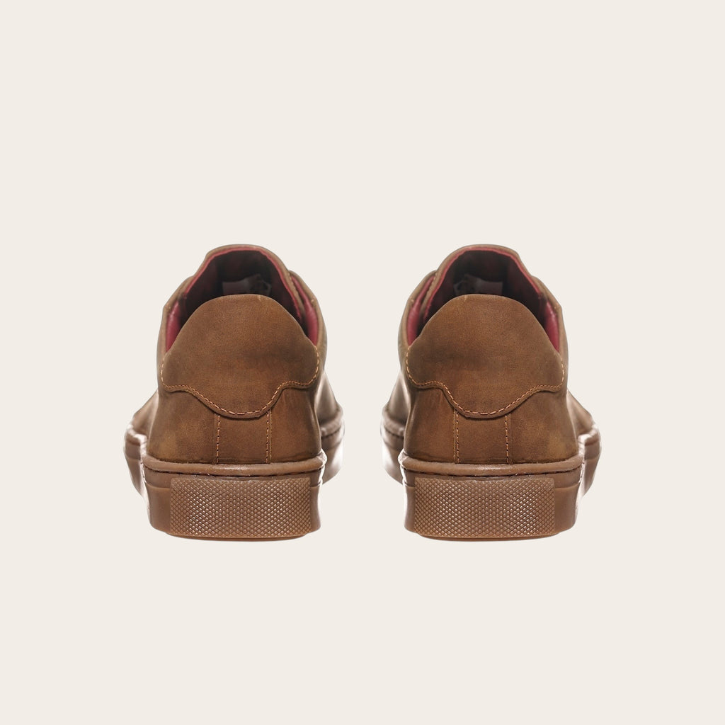 Zapatilla OLKI Tronador camel de cuero vacuno con cordones de algodón encerado y planta de caucho antideslizante.