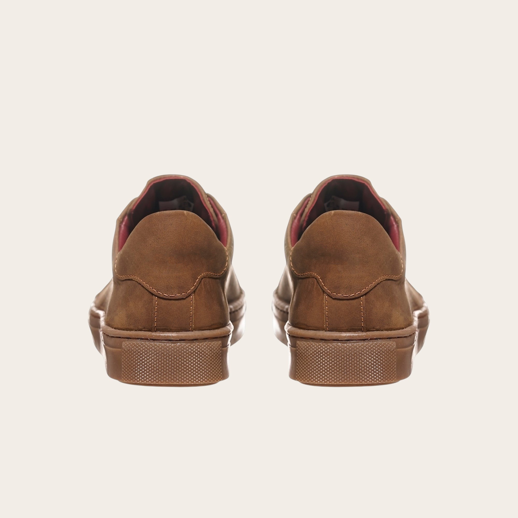Zapatilla OLKI Tronador camel de cuero vacuno con cordones de algodón encerado y planta de caucho antideslizante.