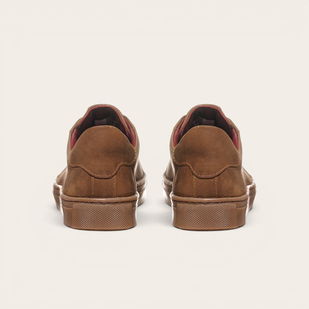 Zapatilla OLKI Tronador camel de cuero vacuno con cordones de algodón encerado y planta de caucho antideslizante.