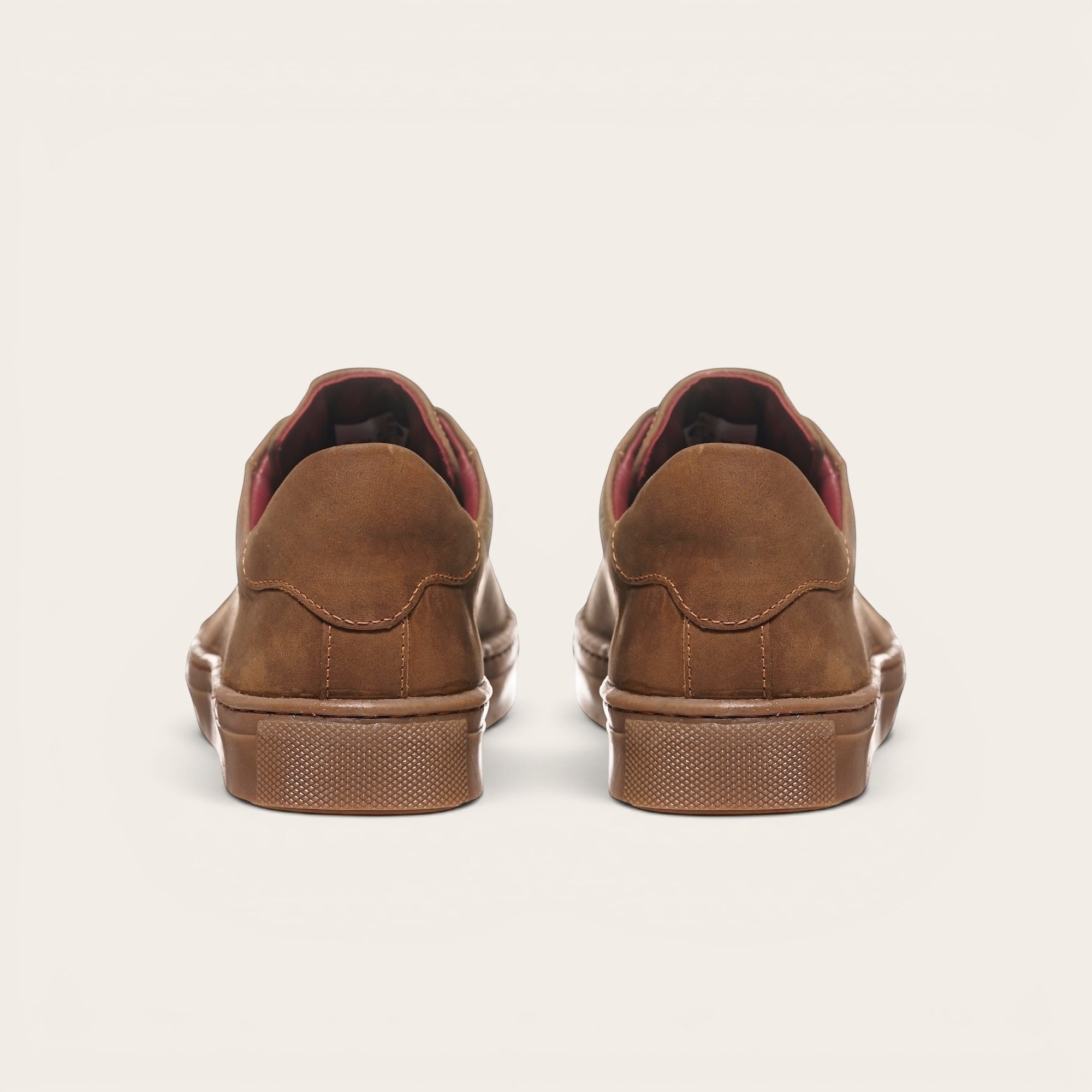 Zapatilla OLKI Tronador camel de cuero vacuno con cordones de algodón encerado y planta de caucho antideslizante.