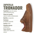 Zapatilla OLKI Tronador camel de cuero vacuno con cordones de algodón encerado y planta de caucho antideslizante.