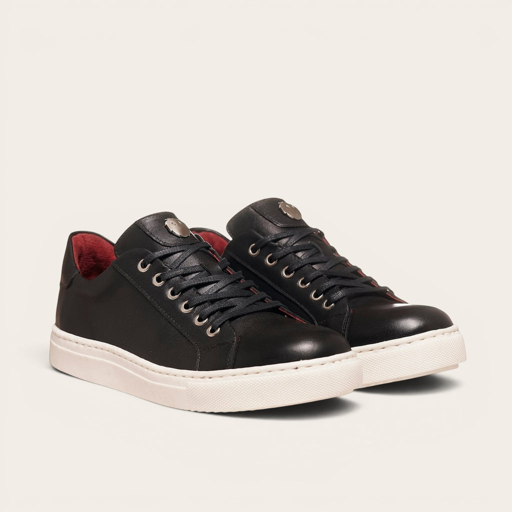Zapatilla OLKI Tronador negra de cuero con cordones, forro guinda y planta blanca antideslizante. Diseño artesanal chileno.