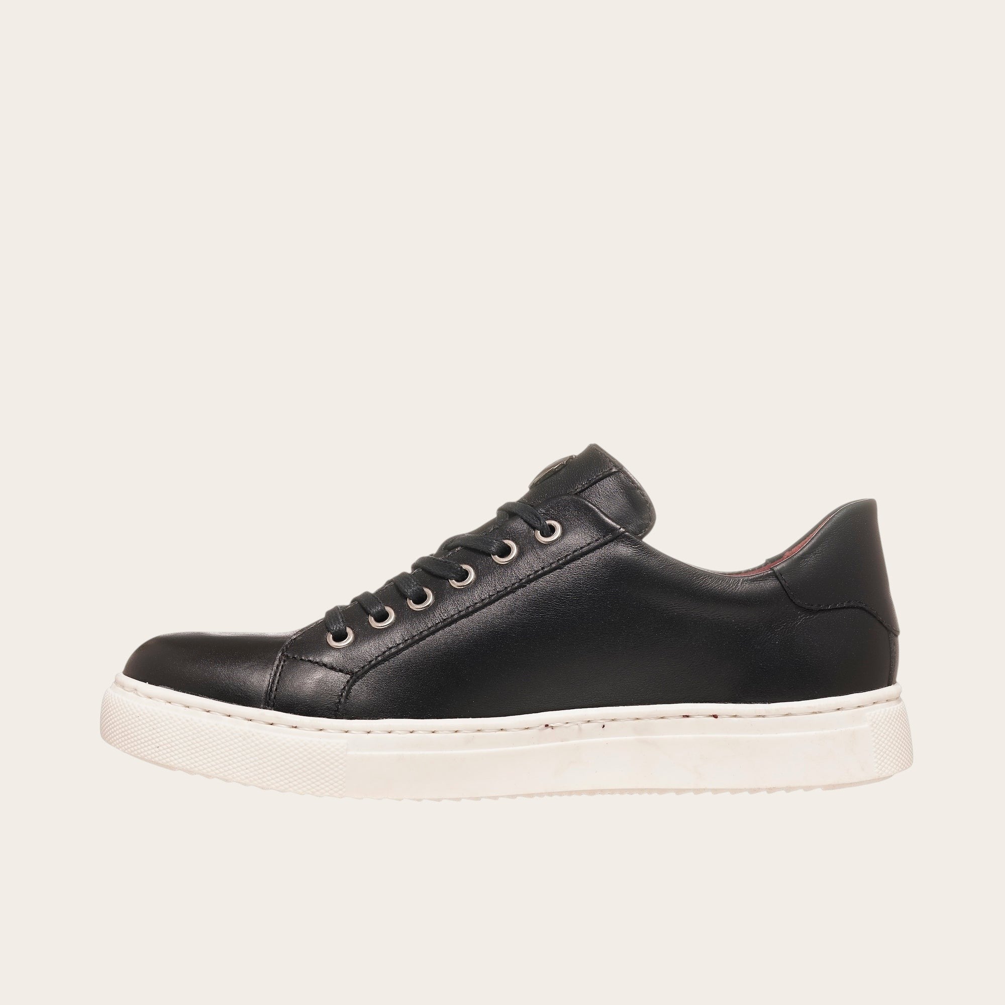 Zapatilla OLKI Tronador negra de cuero de vacuno con cordones y planta blanca antideslizante.