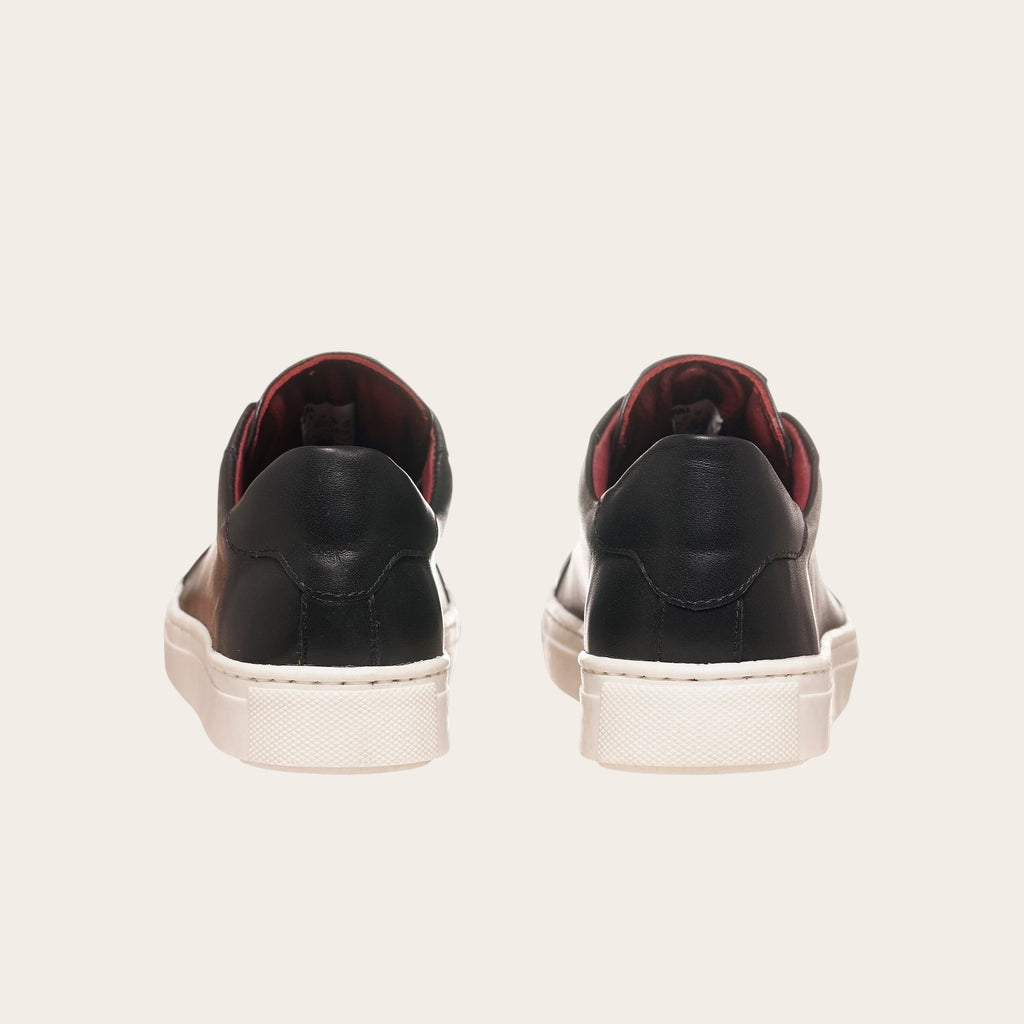 Zapatillas OLKI Tronador negras de cuero con planta blanca y forro guinda. Diseño artesanal chileno.