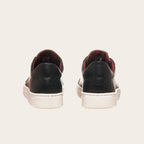 Zapatillas OLKI Tronador negras de cuero con planta blanca y forro guinda. Diseño artesanal chileno.