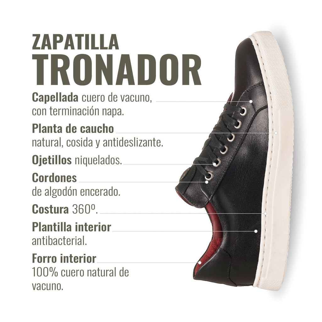 Zapatilla OLKI Tronador negra de cuero vacuno con planta blanca de caucho antideslizante y cordones de algodón encerado.