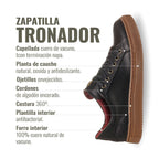 Zapatilla negra OLKI Tronador de cuero vacuno con cordones de algodón encerado y planta de caucho antideslizante.