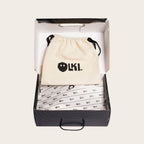 OLKI Zapatilla Tronador Negra, zapatilla de cuero negro con cordones de algodón encerado y planta de caucho antideslizante. Presentada en su caja con bolsa protectora.