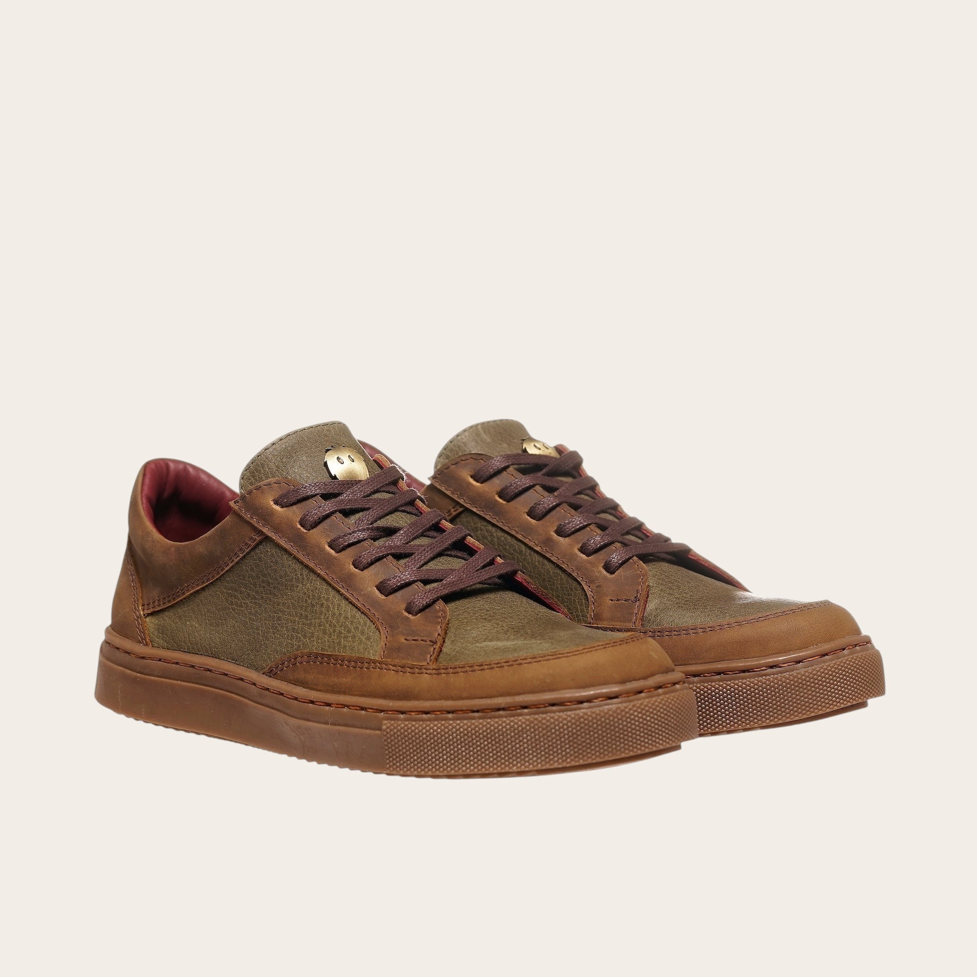 Zapatilla OLKI La Campana de cuero verde y camek con cordones, planta de caucho y forro burdeos.