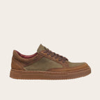 Zapatilla OLKI La Campana de cuero camel y verde con cordones, planta de caucho y forro burdeos.