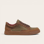 Zapatilla OLKI La Campana de cuero camel y verde con cordones, planta de caucho y forro burdeos.