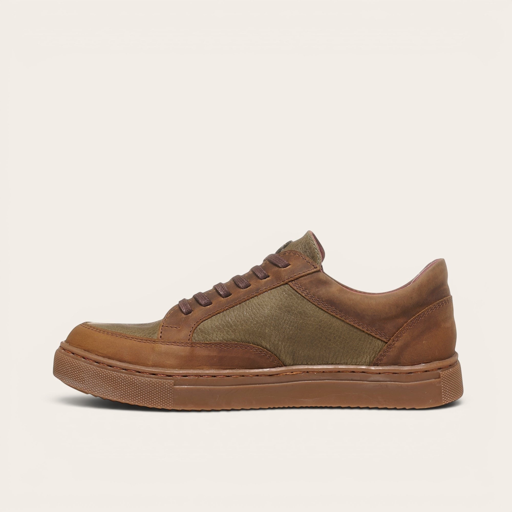 Zapatilla OLKI La Campana de cuero camel y verde con cordones, planta de caucho y diseño urbano.