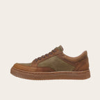 Zapatilla OLKI La Campana de cuero camel y verde con cordones, planta de caucho y diseño urbano.