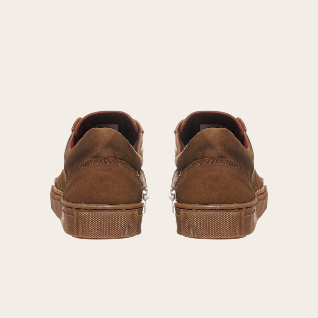 Zapatilla OLKI La Campana de cuero verde con planta de caucho antideslizante y forro burdeos. Diseño urbano.