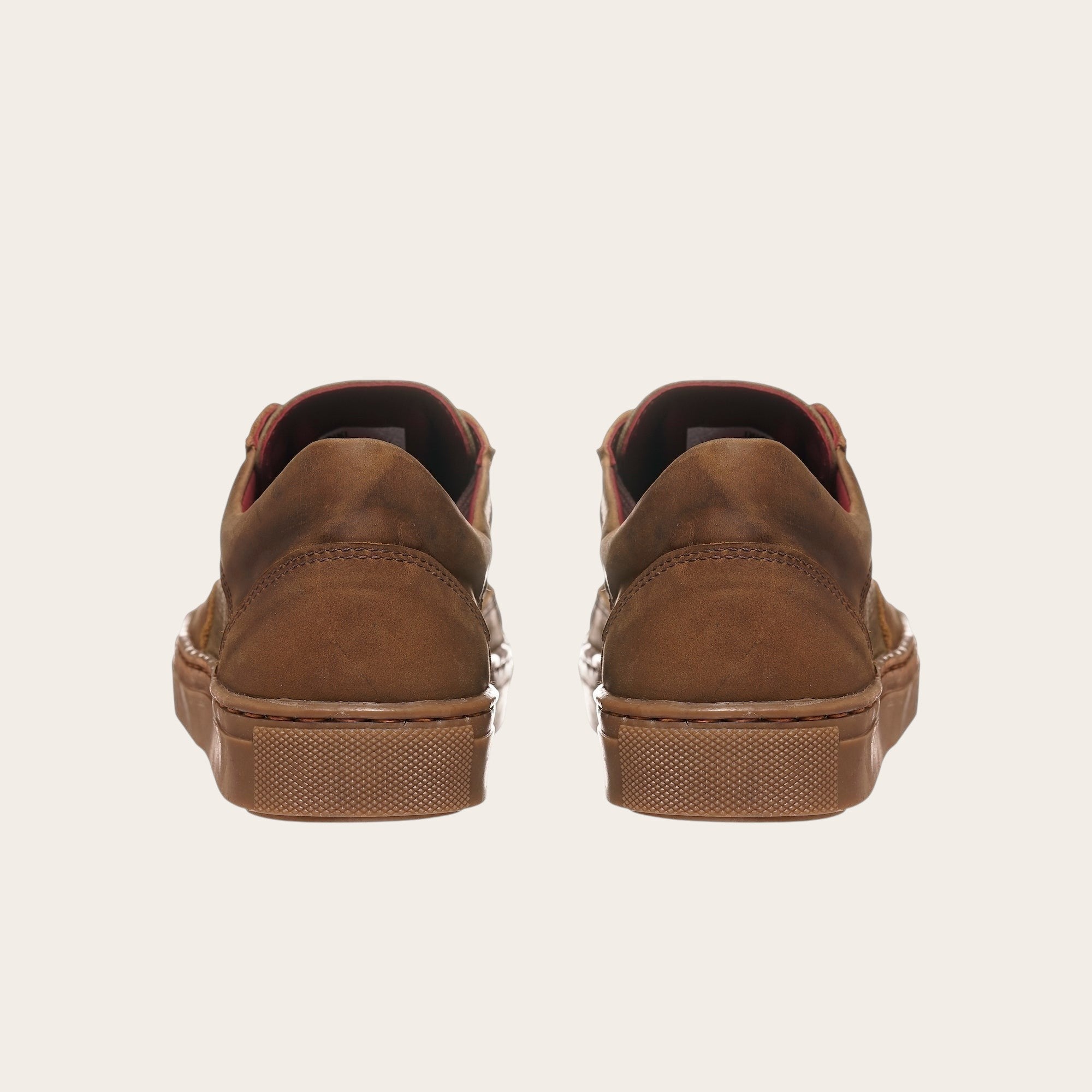 Zapatilla OLKI La Campana de cuero verde con planta de caucho antideslizante y forro burdeos. Diseño urbano.