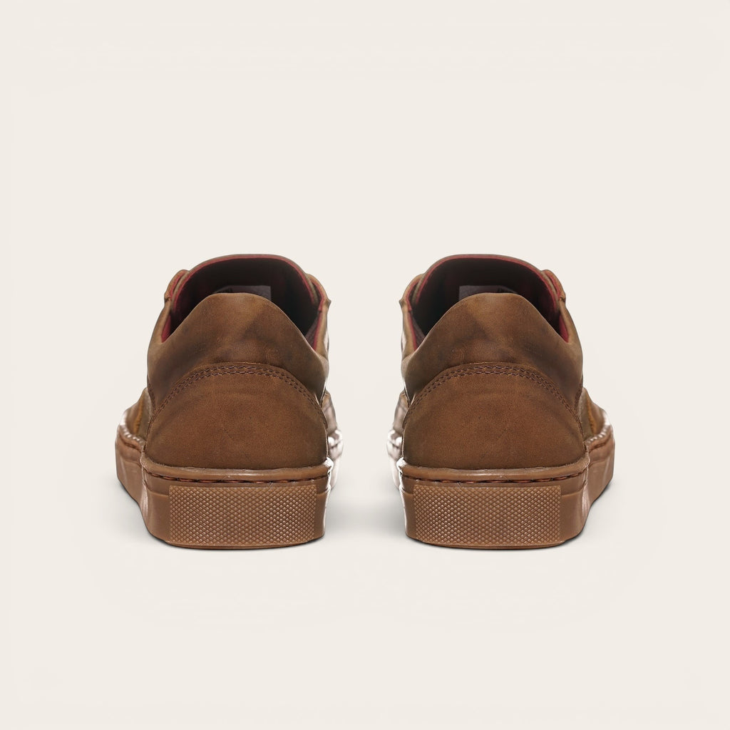 Zapatilla OLKI La Campana de cuero verde con planta de caucho antideslizante y forro burdeos. Diseño urbano.