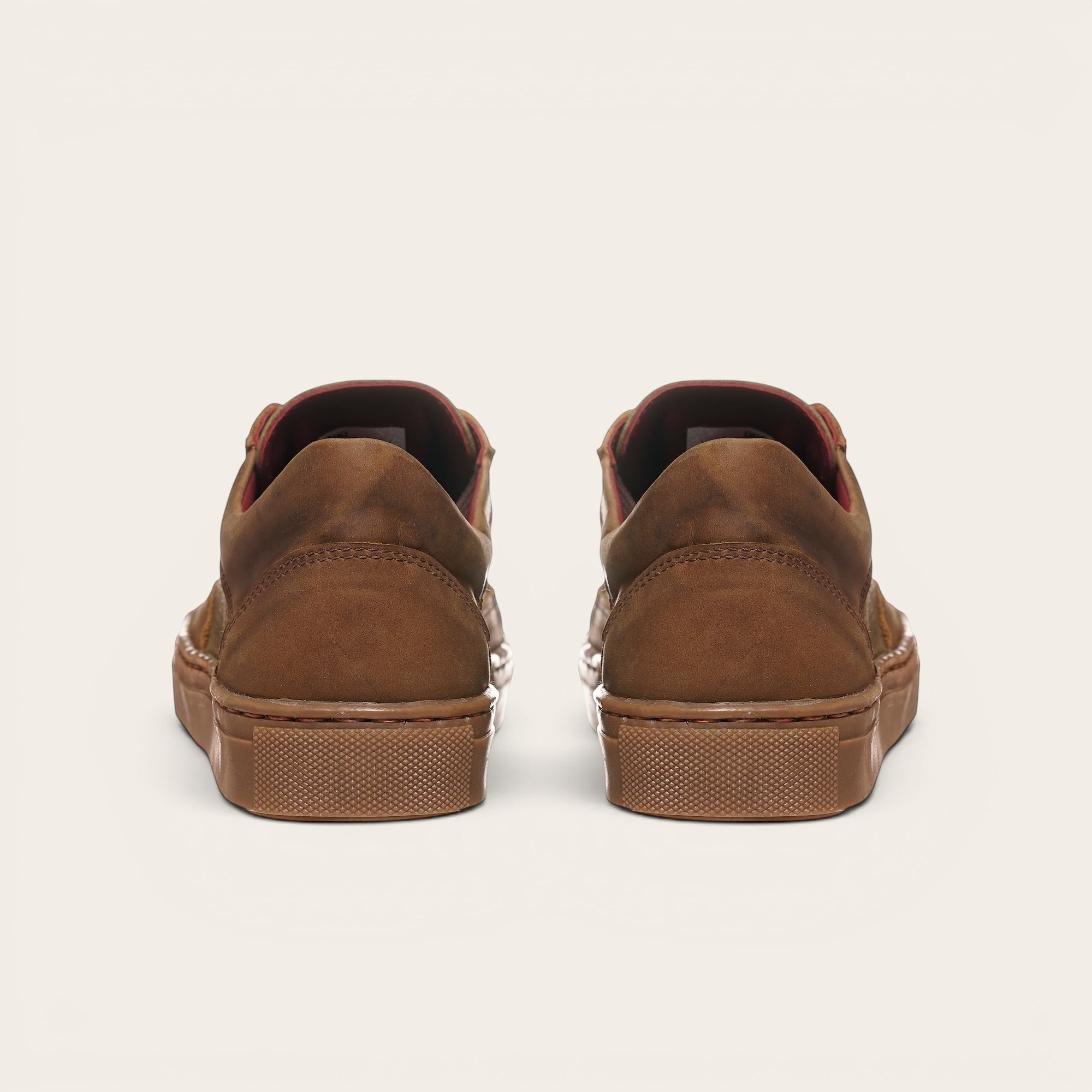 Zapatilla OLKI La Campana de cuero verde con planta de caucho antideslizante y forro burdeos. Diseño urbano.