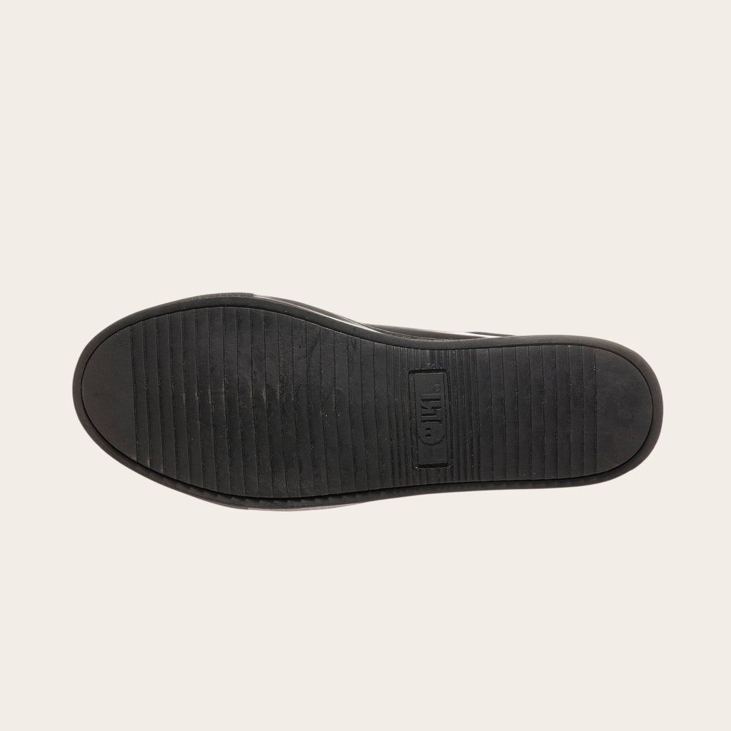 Zapatilla OLKI Tronador negra de cuero con suela de caucho antideslizante y cordones de algodón encerado.