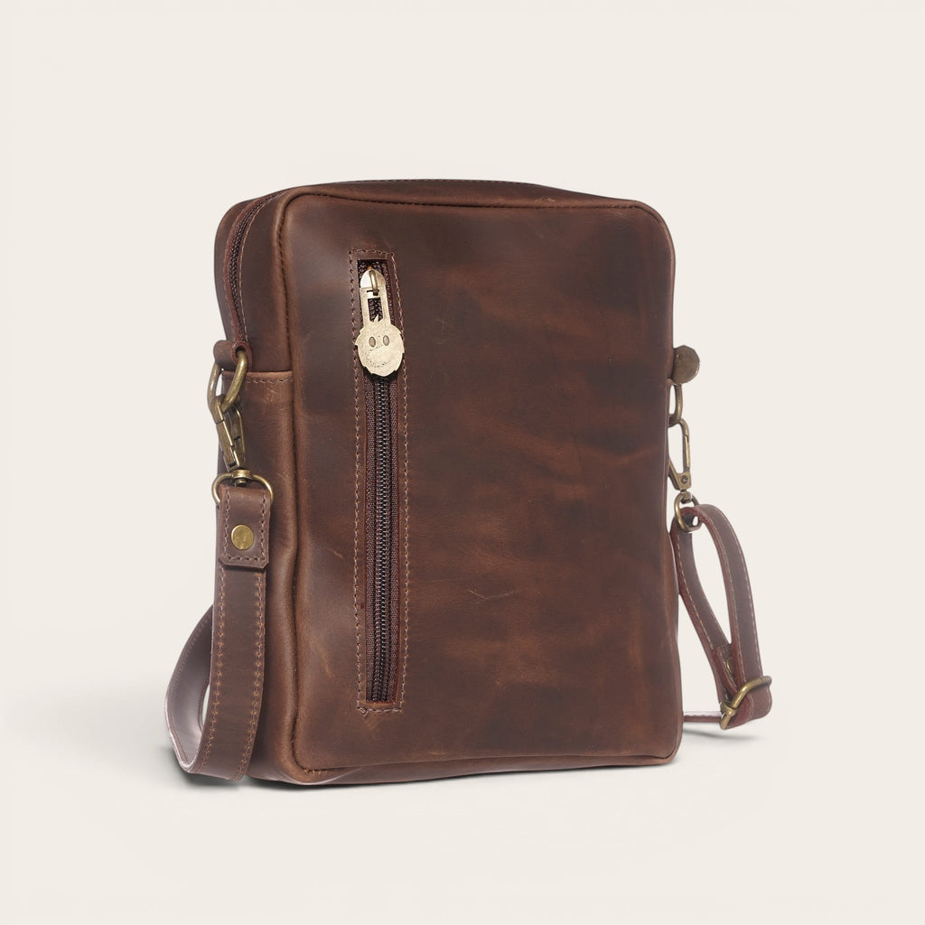 Bandolera Cautín Chocolate de cuero de vacuno envejecido con bolsillo frontal con cremallera y correa ajustable de OLKI.