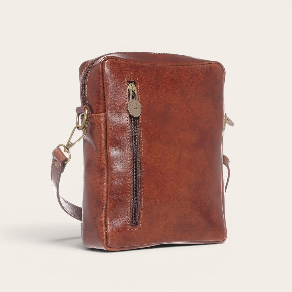 Bandolera Cautín Castaño de piel OLKI con bolsillo exterior y correa ajustable. Ideal para uso diario.