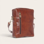 Bandolera Cautín Castaño de piel OLKI con bolsillo exterior y correa ajustable. Ideal para uso diario.