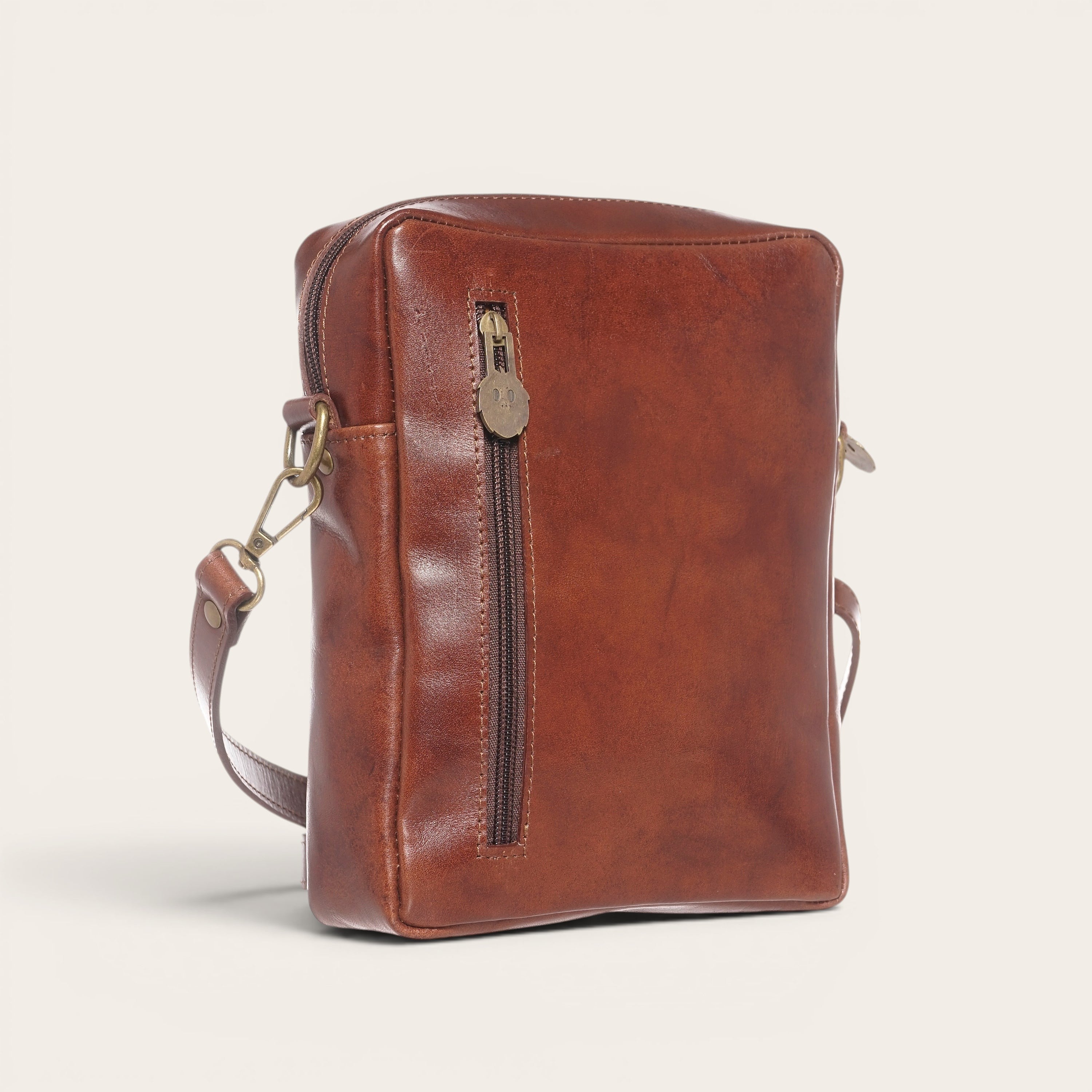 Bandolera Cautín Castaño de piel OLKI con bolsillo exterior y correa ajustable. Ideal para uso diario.