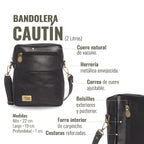 Bandolera negra de cuero natural Cautin OLKI con herrajes envejecidos y correa ajustable. Bolsillos exteriores y posterior.