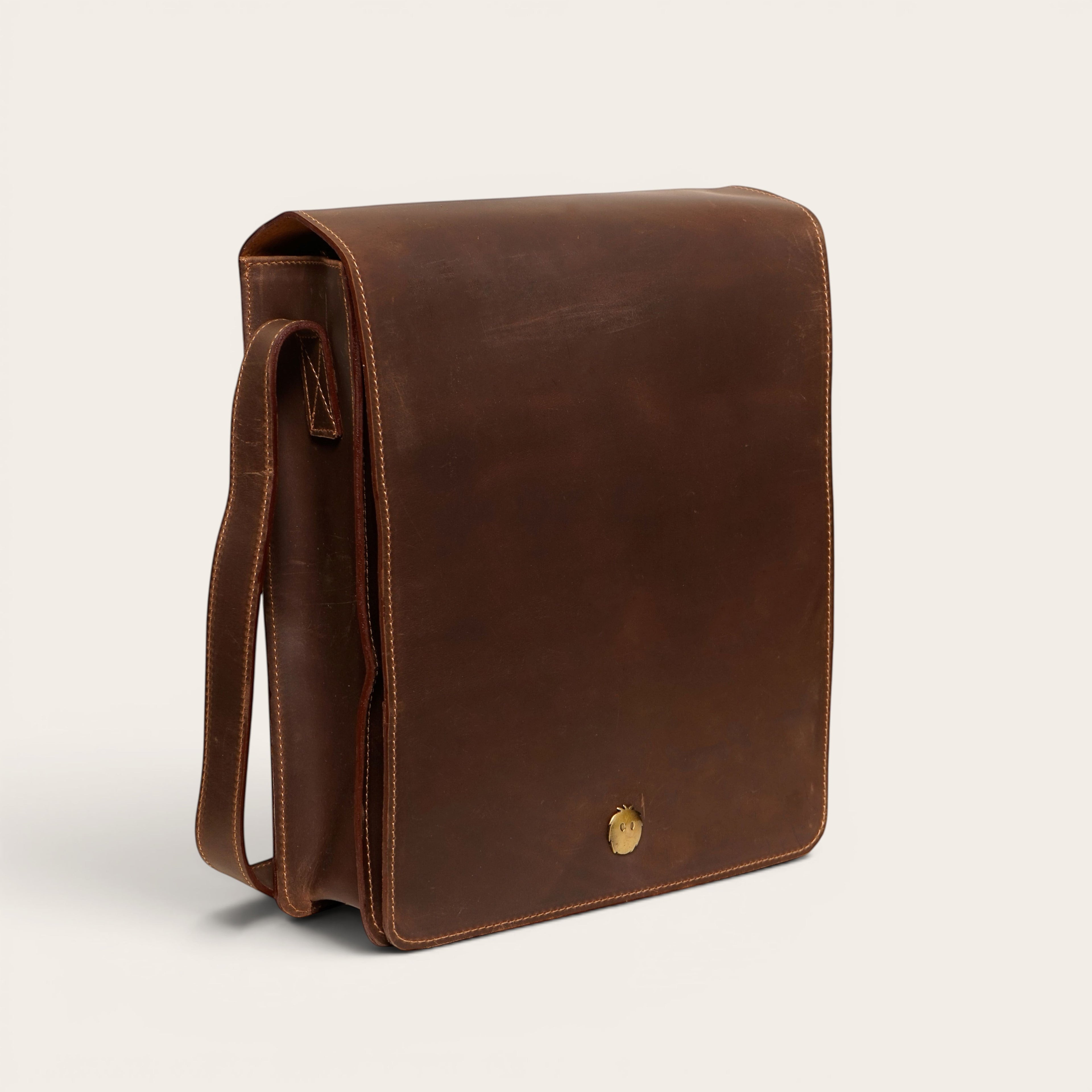 Bandolera de cuero vacuno marrón chocolate de OLKI con solapa y cierre metálico dorado con imán.