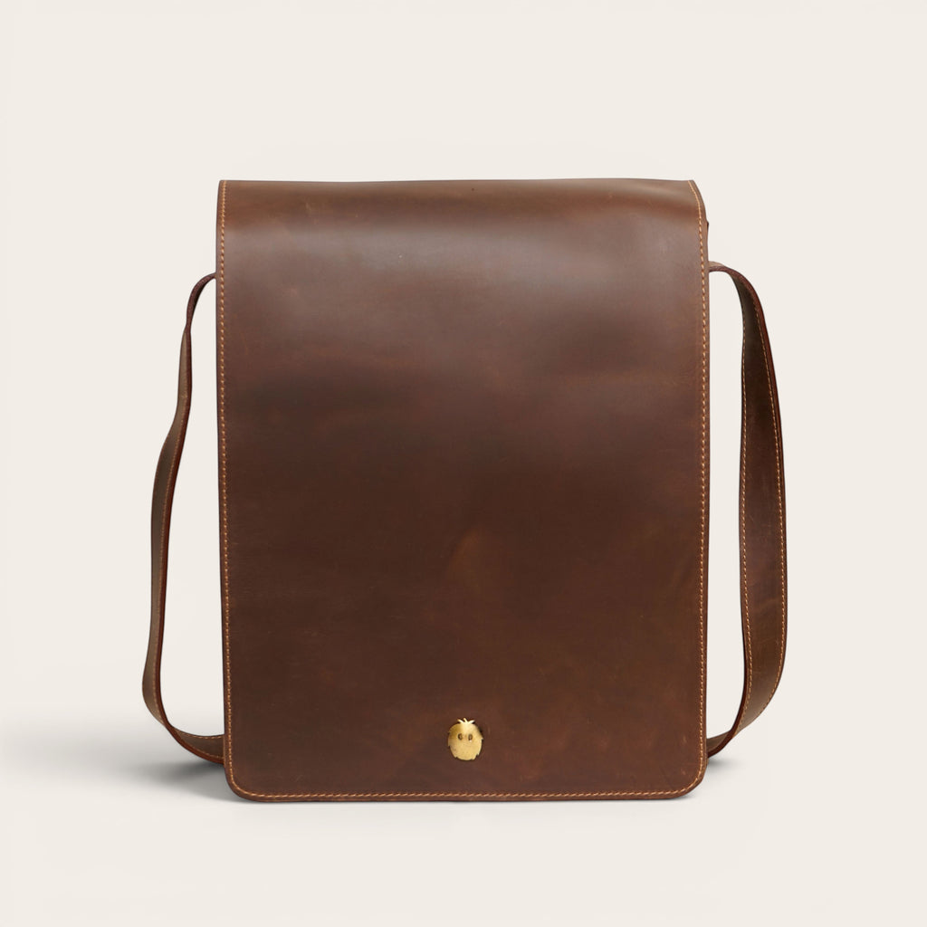 Bandolera OLKI Lautaro de cuero vacuno color chocolate con solapa y cierre dorado con imán.